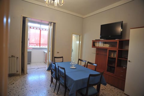 TV and multimedia, Living room, Photo of the whole room, Dining area