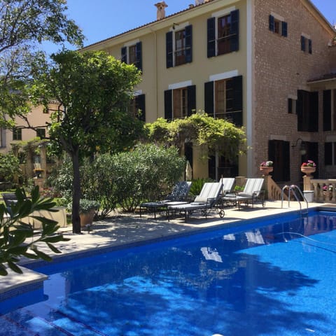 Property building, Garden, Garden view, Pool view, Swimming pool, sunbed