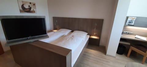 Bed, Photo of the whole room, Decorative detail, Bedroom, Garden view, Landmark view