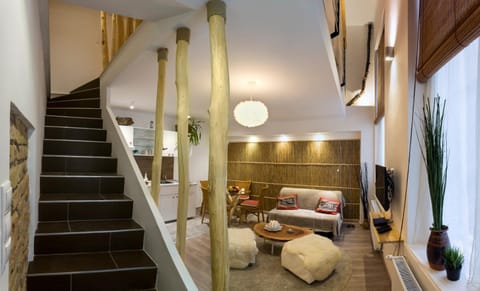 Kitchen or kitchenette, Living room, Seating area, Dining area