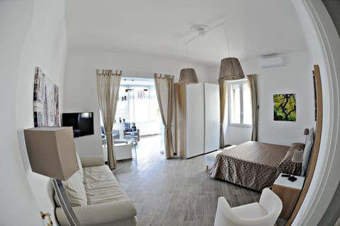 Bed, TV and multimedia, Living room, Photo of the whole room, Bedroom, air conditioner