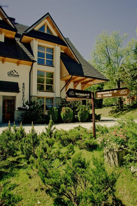 Property building, Facade/entrance, Spring, Day, Natural landscape, Garden, On site, Garden view, Breakfast