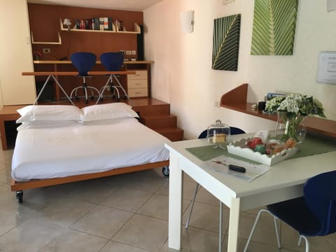 Coffee/tea facilities, Living room, Photo of the whole room, Dining area, Bedroom
