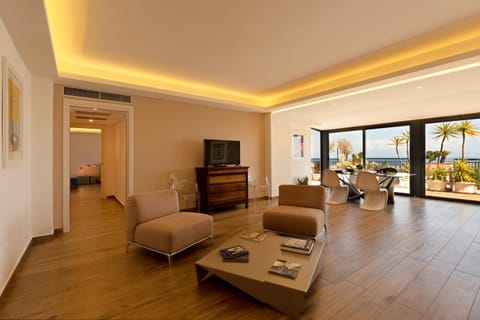 Communal lounge/ TV room