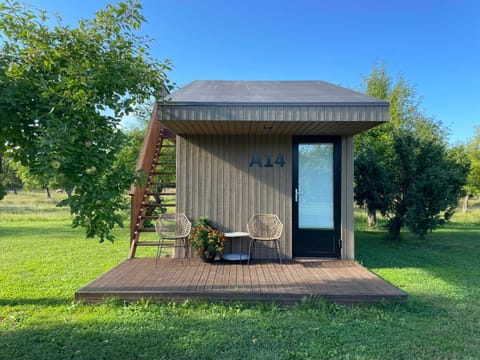 Property building, Facade/entrance, Bed, Balcony/Terrace, Bedroom