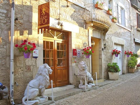 Facade/entrance