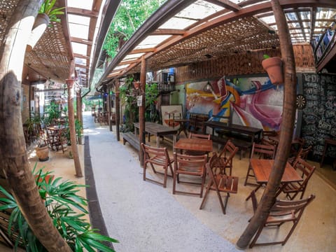 Restaurant/places to eat, Lounge or bar