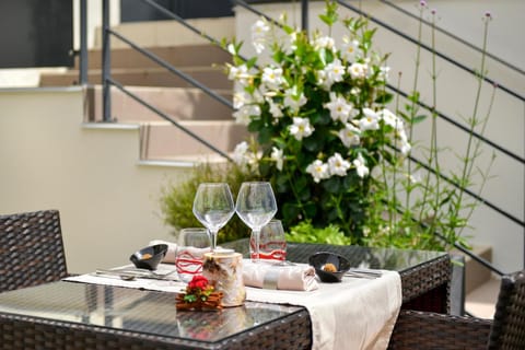 Patio, Restaurant/places to eat, Food and drinks