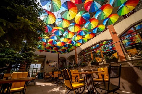 Restaurant/places to eat, Day, Garden, Balcony/Terrace, Banquet/Function facilities, Dining area, Inner courtyard view