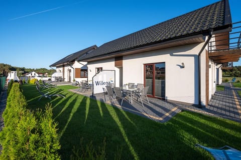 Property building, Facade/entrance, Spring, Day, Garden, Balcony/Terrace, Garden view, Area and facilities, Parking, sunbed