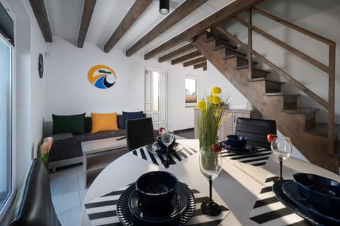 Facade/entrance, Property logo or sign, Living room, Decorative detail, Seating area, Dining area, Logo/Certificate/Sign, hair dresser