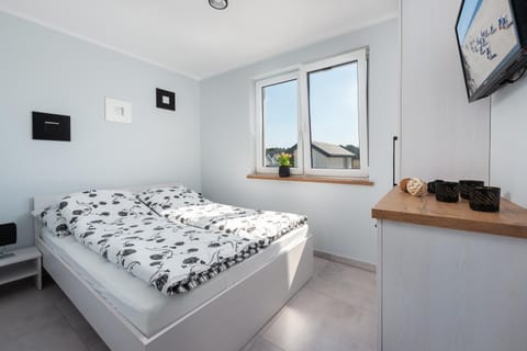 Bed, TV and multimedia, View (from property/room), Photo of the whole room, Decorative detail, Bedroom, Garden view, Area and facilities, hair dresser, locker