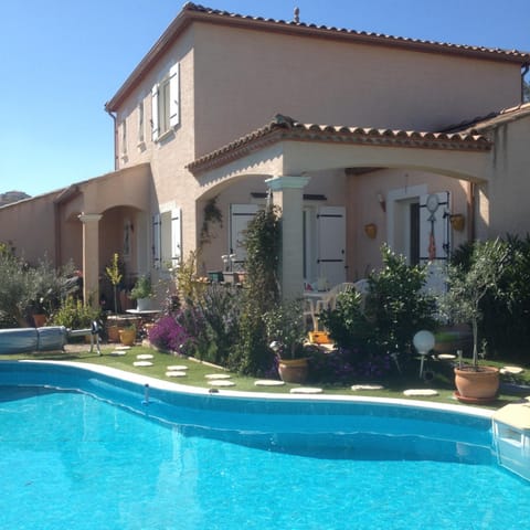 Property building, Patio, Facade/entrance, Garden, Balcony/Terrace