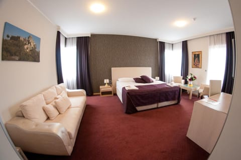 Bed, TV and multimedia, Coffee/tea facilities, Balcony/Terrace, Photo of the whole room, Seating area, Bedroom