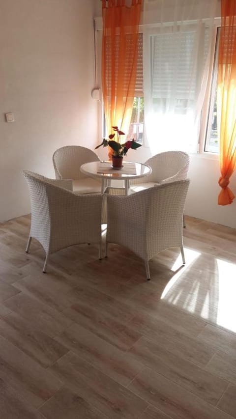 Kitchen or kitchenette, Seating area