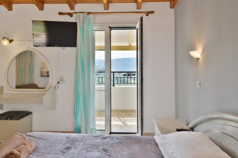 Bed, TV and multimedia, Photo of the whole room, Sea view