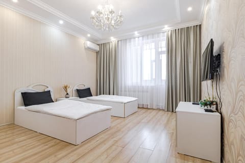 Bed, TV and multimedia, Living room, Seating area, Bedroom