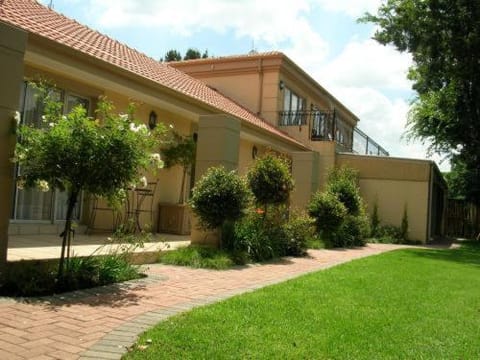 Property building, Garden, Balcony/Terrace, Meeting/conference room, Garden view, Garden view