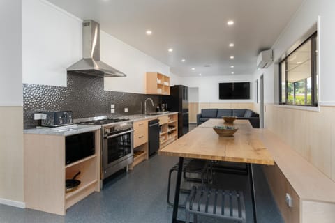 TV and multimedia, Dining area, dishwasher, oven, stove, toaster