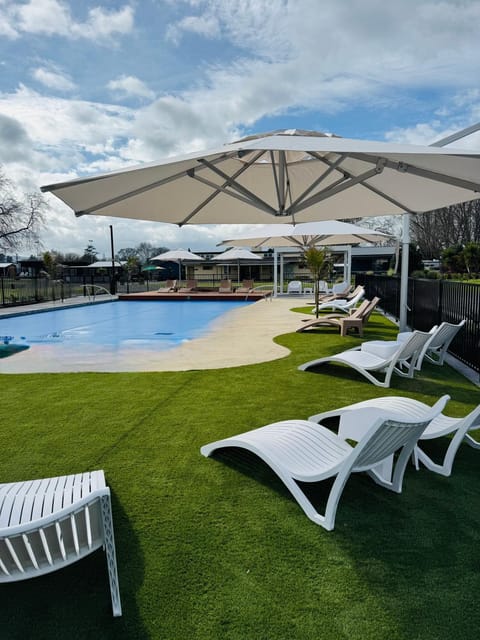 Cambridge Top 10 Holiday Park Campground/ 
RV Resort in Cambridge