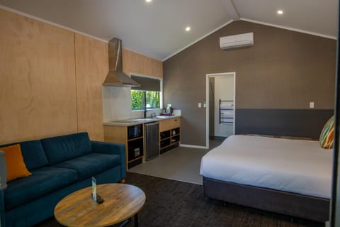 TV and multimedia, Kitchen or kitchenette, Living room, Photo of the whole room, Seating area, Dining area, Bedroom, hair dresser, minibar, air conditioner