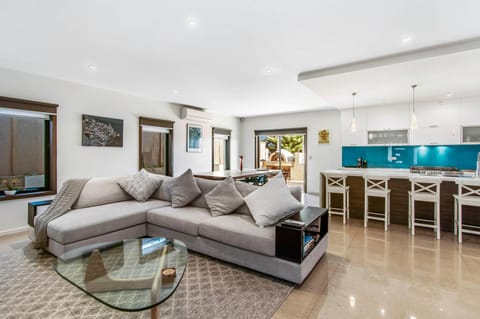 TV and multimedia, Kitchen or kitchenette, Living room, Seating area, Dining area