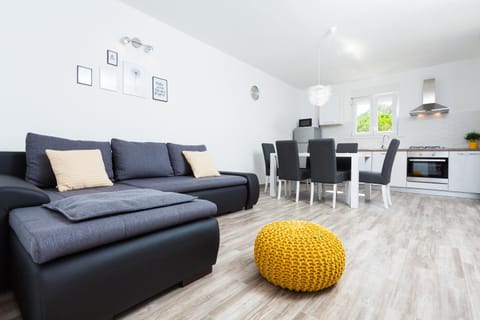 Natural landscape, TV and multimedia, Coffee/tea facilities, Kitchen or kitchenette, Living room, Decorative detail, Seating area, Dining area, Garden view