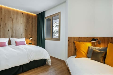 Photo of the whole room, Decorative detail, Decorative detail