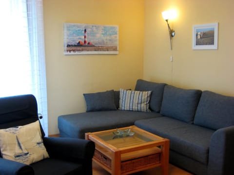 Bed, Living room, Photo of the whole room, Seating area
