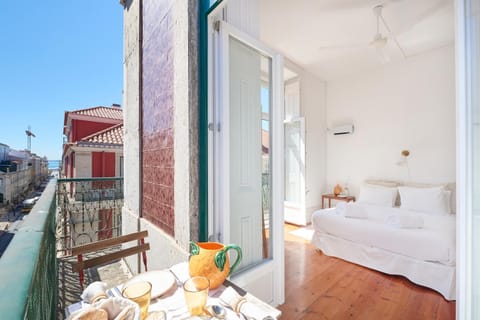 Balcony/Terrace, City view, Street view, internet