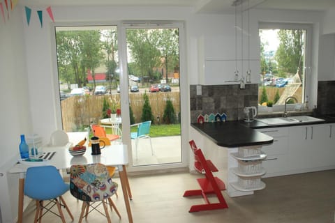 Patio, Kitchen or kitchenette, Living room, Garden view