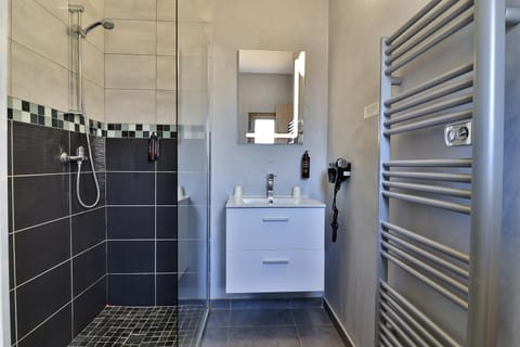 Logis Hotel Perla Riviera & Restaurant Hotel in Cagnes-sur-Mer