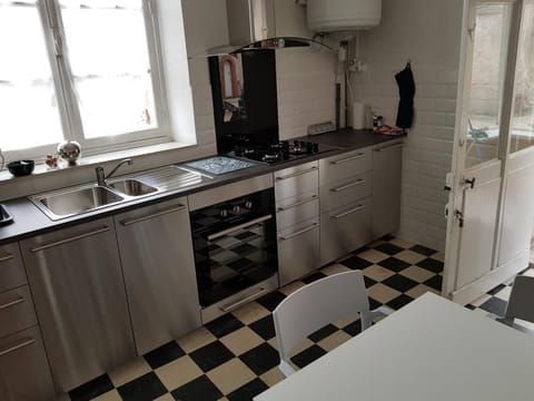 Kitchen or kitchenette, pet friendly, stove