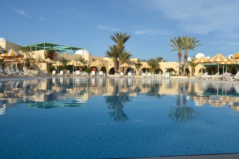 Swimming pool, Breakfast