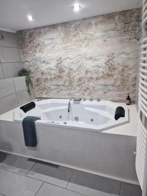 Hot Tub, Bathroom