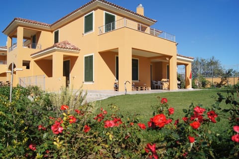 Property building, Facade/entrance, BBQ facilities, Garden, Balcony/Terrace, Garden view