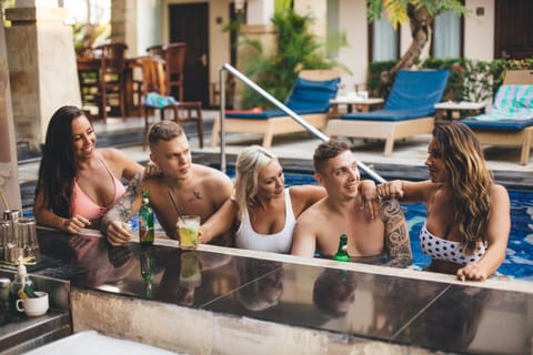 People, Lounge or bar, Swimming pool, Alcoholic drinks