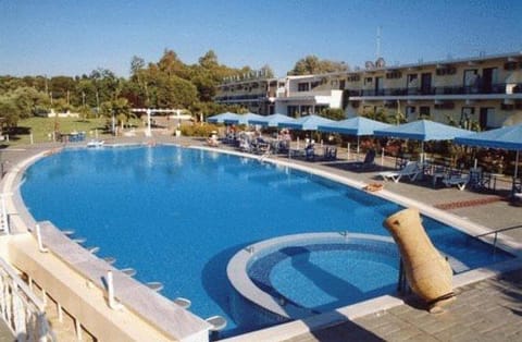 Day, Pool view