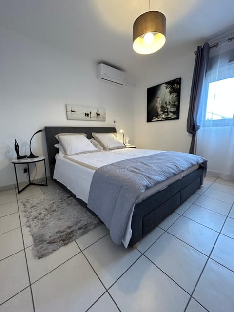 Bedroom, air conditioner