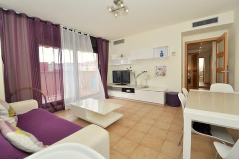 TV and multimedia, Living room, Seating area, Dining area