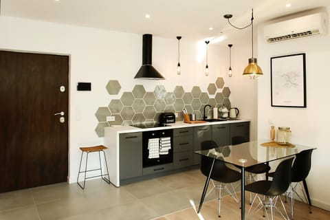 Coffee/tea facilities, Kitchen or kitchenette, Dining area, stove
