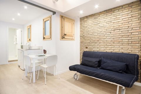 Bathroom, Coffee/tea facilities, Kitchen or kitchenette, Living room, Dining area