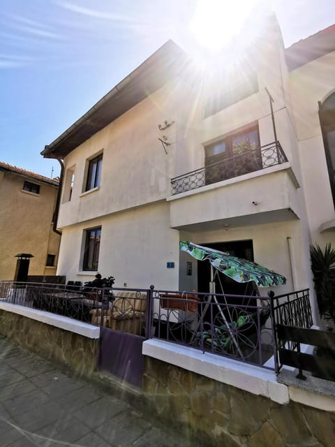 Property building, Patio, Facade/entrance, Day, Neighbourhood, Summer, On site, Street view, Quiet street view