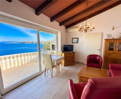 Communal lounge/ TV room, Natural landscape, TV and multimedia, View (from property/room), Balcony/Terrace, Living room, Seating area, Evening entertainment, Sea view