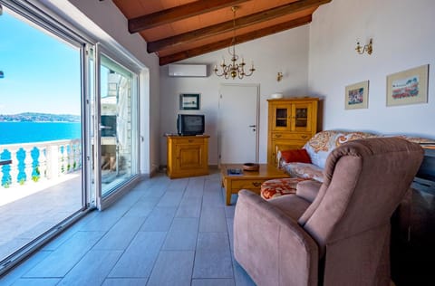 Natural landscape, TV and multimedia, Living room, Seating area, Mountain view