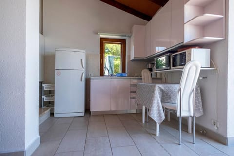 Kitchen or kitchenette, Dining area, oven, pet friendly, stove