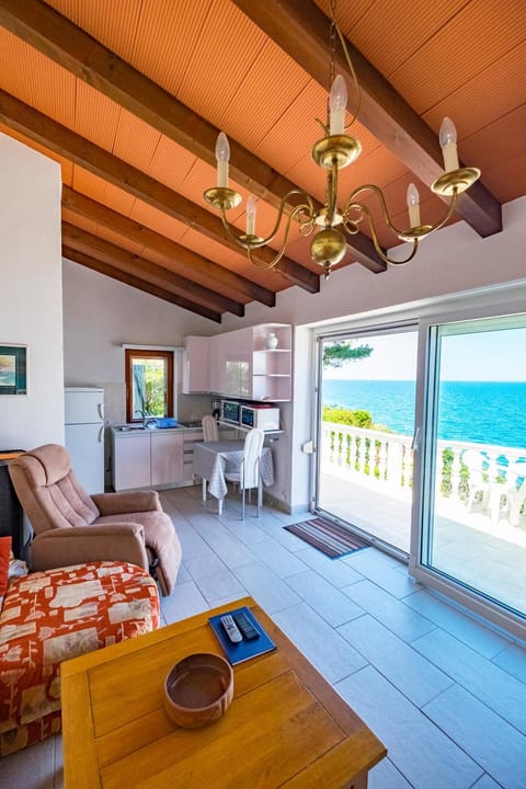 Communal lounge/ TV room, Natural landscape, TV and multimedia, Living room, Seating area, Dining area, Beach, Sea view