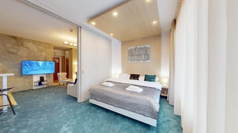 Bed, TV and multimedia, Bedroom