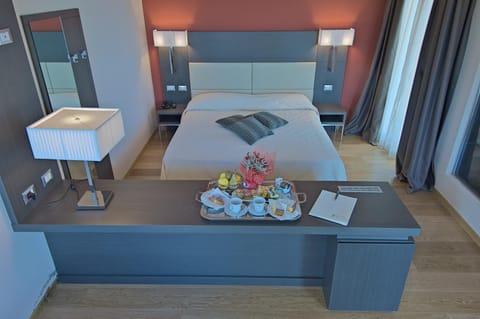 Photo of the whole room, Food, Drinks