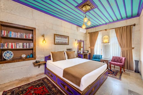 Bed, Photo of the whole room, Seating area, Bedroom